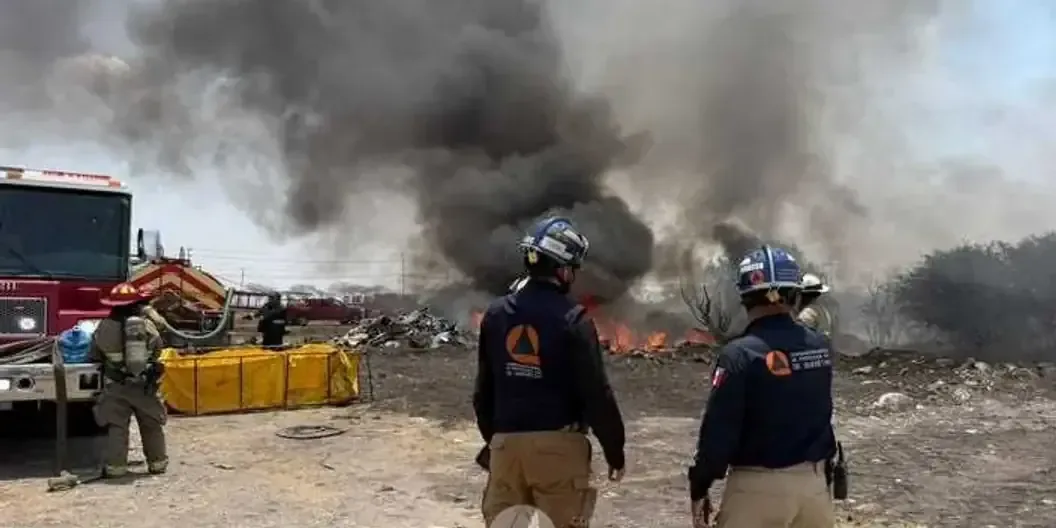 Un incendio en un yonque fue controlado tras la intervención de Protección Civil, evitando daños mayores en la zona.