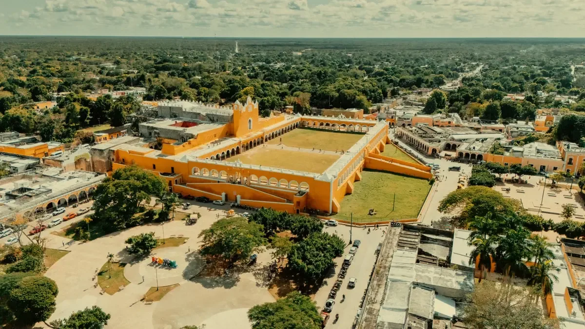 Yucatán refuerza su compromiso con la industria turística mediante alianzas estratégicas y proyectos clave.