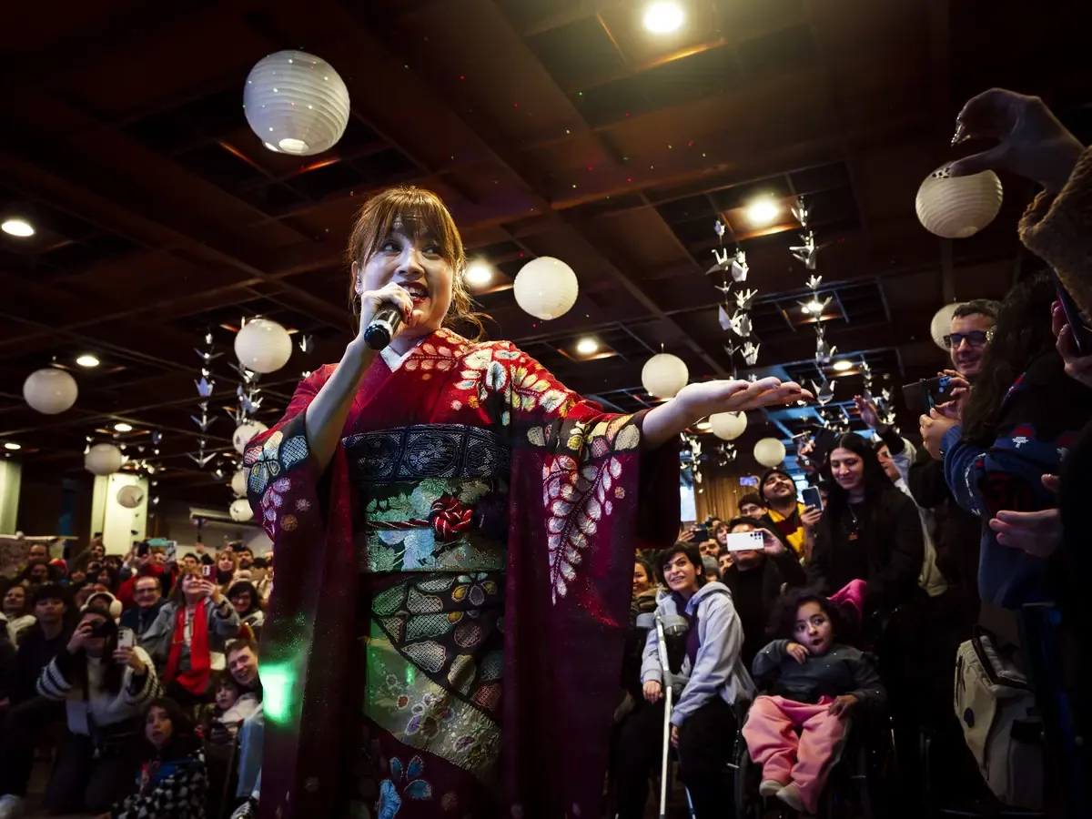 La voz de los anisongs se ha consolidado en la cultura pop japonesa y latinoamericana.