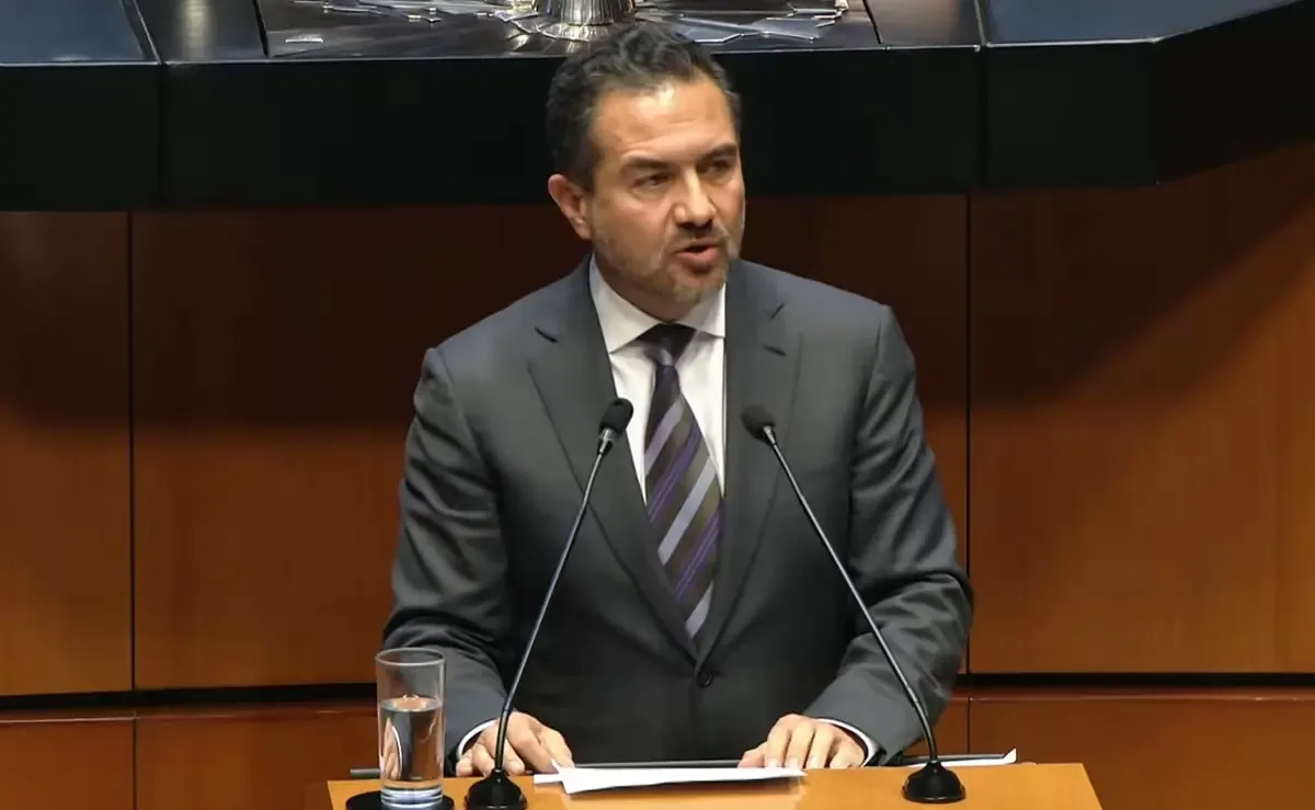 El senador veracruzano es criticado por sus viajes costosos y su alineación política.