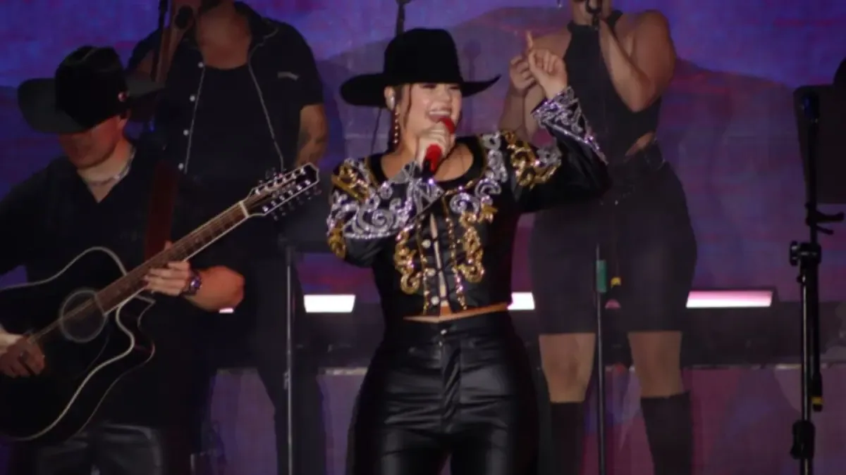 La cantante se mostró inconforme por la falta de planta de emergencia durante su show.