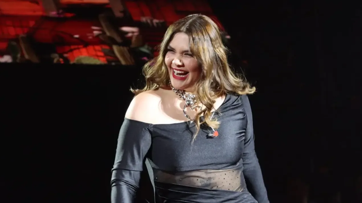 Yuridia deslumbrando a sus fanáticos en el Palenque de León durante su gira.