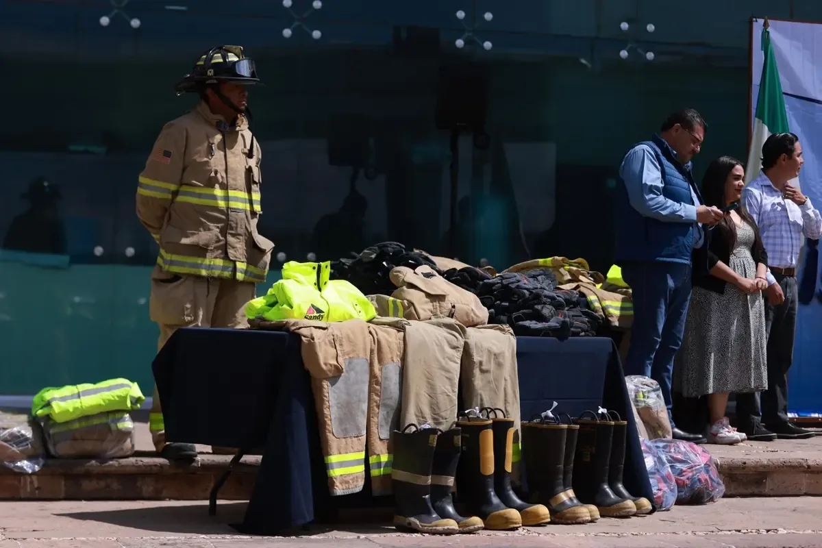 La entrega de equipo especializado mejorará la seguridad de los bomberos locales.