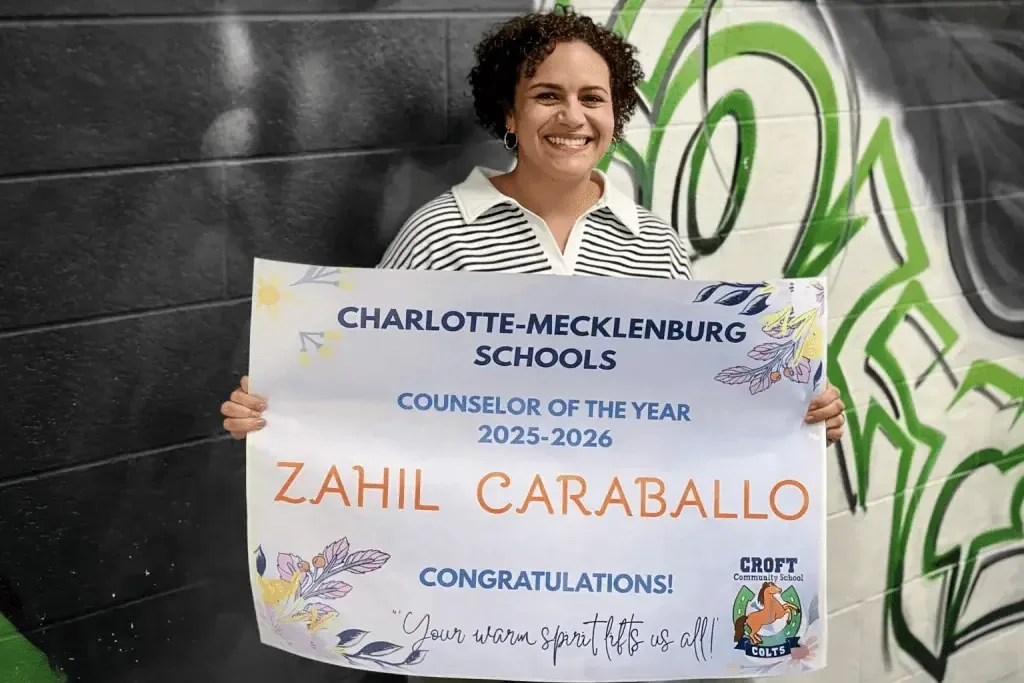 Zahil Caraballo es reconocida por su impacto en más de 400 estudiantes en Carolina del Norte.