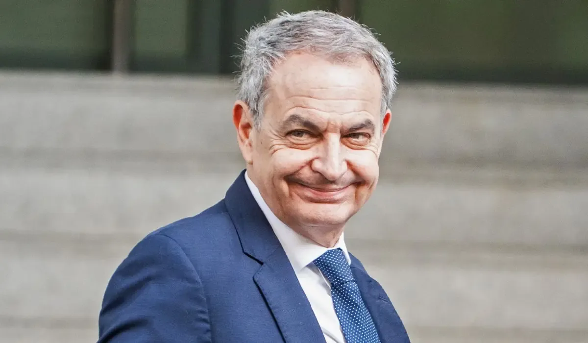 La conexión de José Luis Rodríguez Zapatero con la Fiscalía se extiende 22 años, revelando vínculos personales y profesionales.