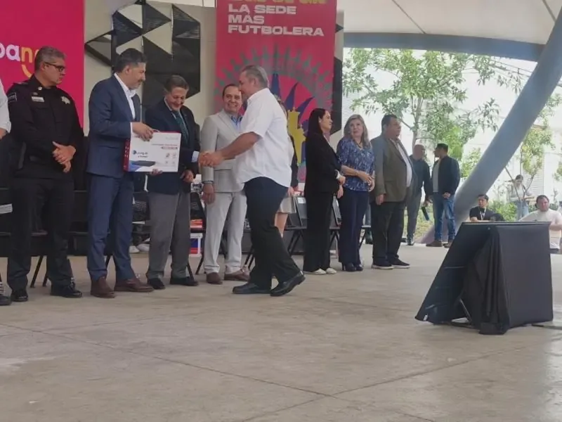 El Ayuntamiento entrega sistemas de videovigilancia a escuelas para fortalecer la seguridad en planteles educativos.