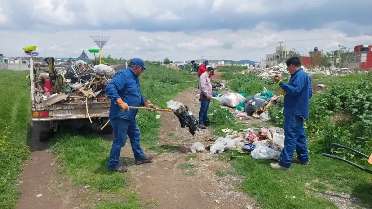 La administración de Zempoala realiza jornadas para eliminar escombros y basura en la zona de fraccionamientos, priorizando la salud de los ciudadanos.
