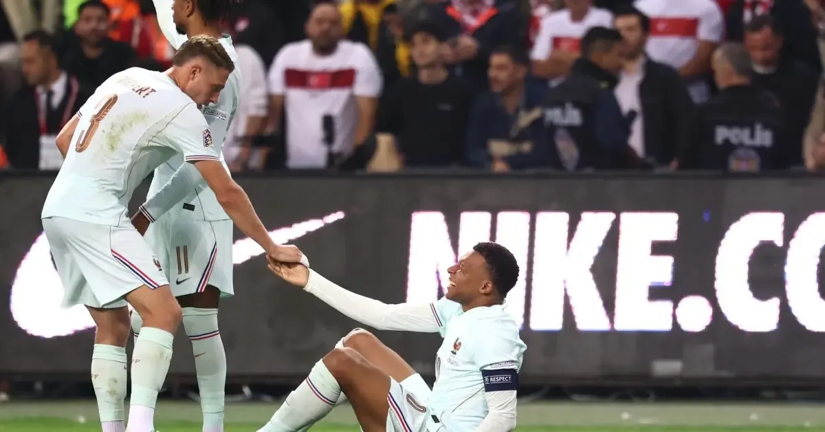 La selección francesa ganó en su primer partido con Zidane, pero sufrió la baja por lesión de Mbappé antes de hora.