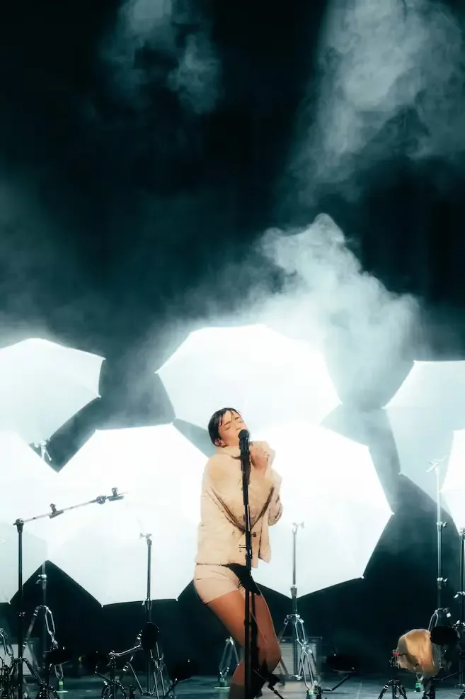 La cantante argentina presenta un disco de versiones que reinterpreta el melodrama desde una perspectiva fresca.